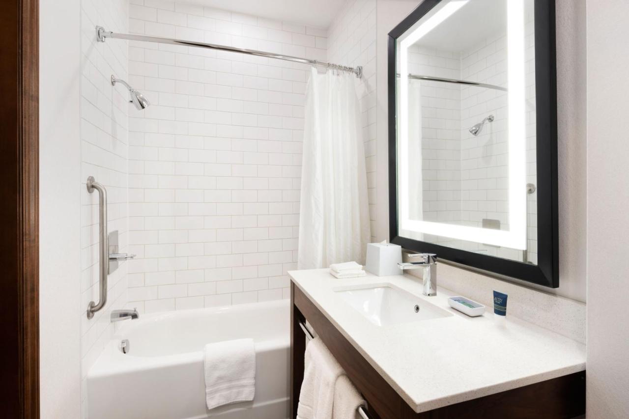 Four Points By Sheraton Calgary Airport Esterno foto