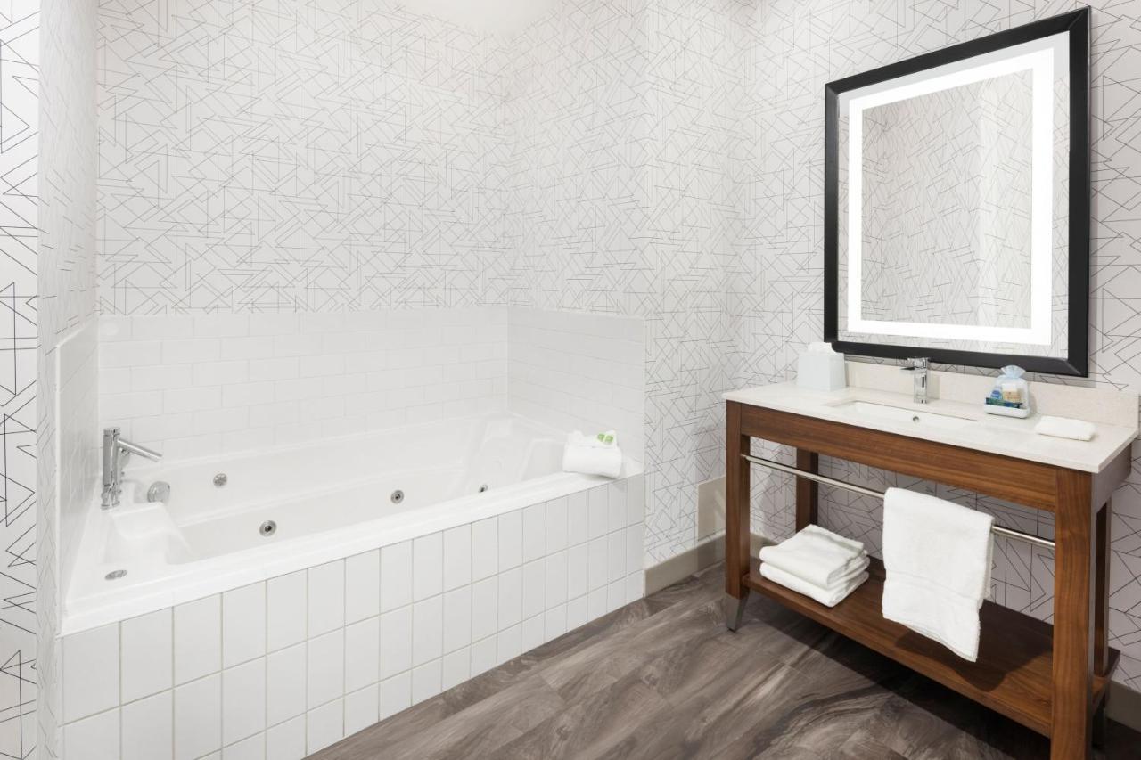 Four Points By Sheraton Calgary Airport Esterno foto